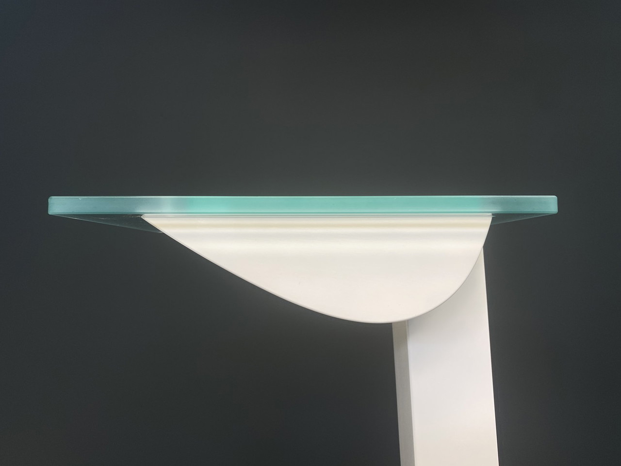 Lampadaire postmoderne, années 80.En métal.... | Lampadaire: enchères