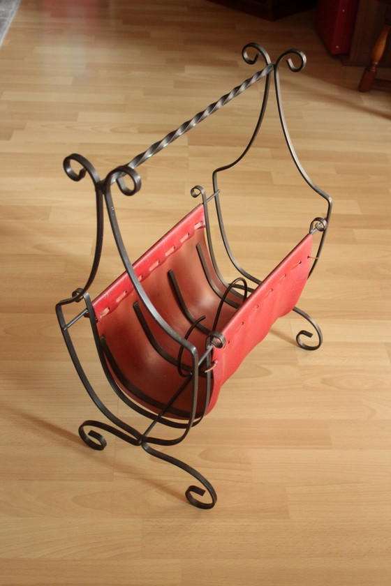 Image 1 of Zeitungsständer aus Schmiedeeisen mit dunkelrotem Leder, Vintage