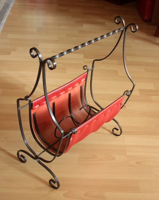 Image 1 of Zeitungsständer aus Schmiedeeisen mit dunkelrotem Leder, Vintage