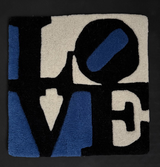 Image 1 of Robert Indiana: "Liebe (Stonian)". Teppichboden.