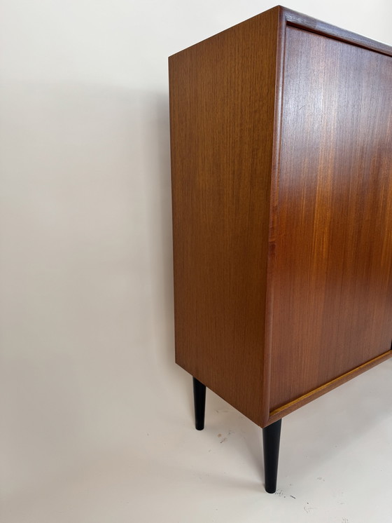 Image 1 of  Mid Century Teakholz-Schrank - schlank und abschließbar