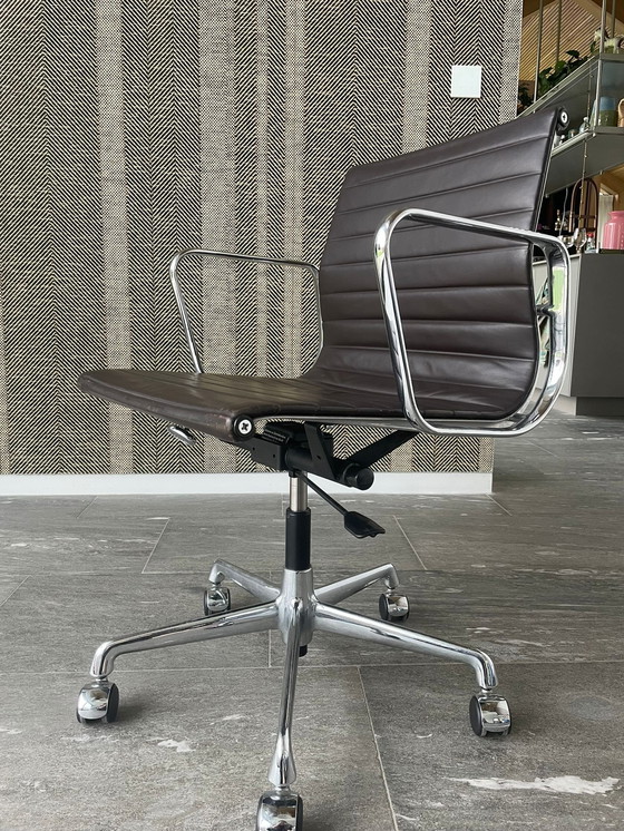 Image 1 of Vitra Ea117