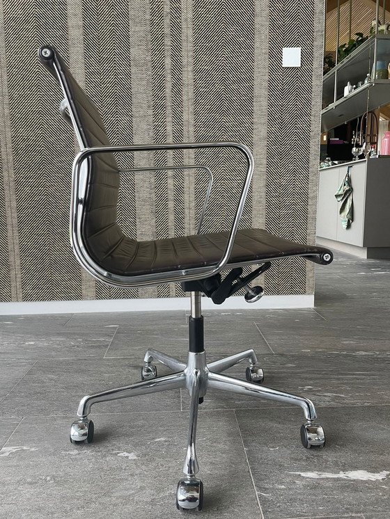 Image 1 of Vitra Ea117