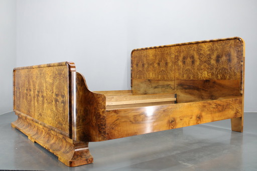 1930S restauriert Art Deco Doppelbett in Nussbaum Finish, Tschechoslowakei