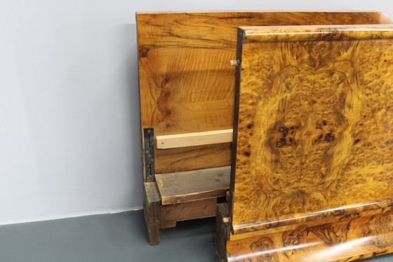 Image 1 of 1930S restauriert Art Deco Doppelbett in Nussbaum Finish, Tschechoslowakei