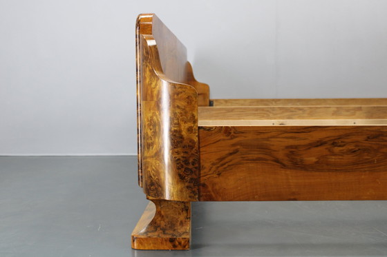 Image 1 of 1930S restauriert Art Deco Doppelbett in Nussbaum Finish, Tschechoslowakei