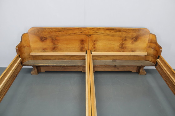 Image 1 of 1930S restauriert Art Deco Doppelbett in Nussbaum Finish, Tschechoslowakei