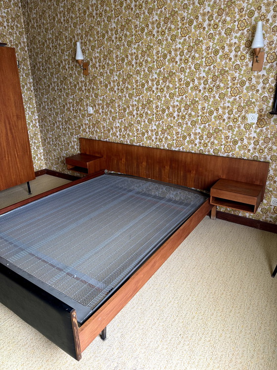 Image 1 of Mid Century Doppelbett mit Kopfteil und Nachttischen OMF