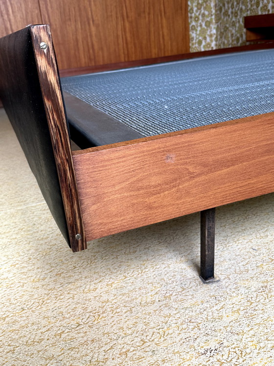 Image 1 of Mid Century Doppelbett mit Kopfteil und Nachttischen OMF