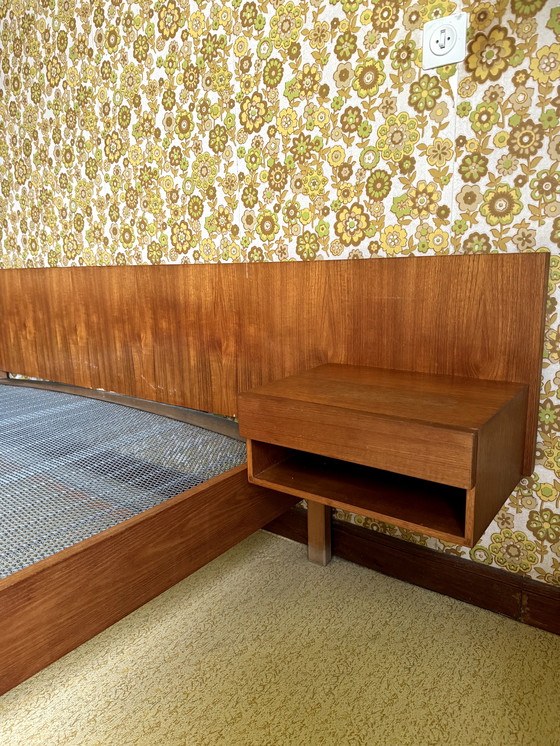 Image 1 of Mid Century Doppelbett mit Kopfteil und Nachttischen OMF