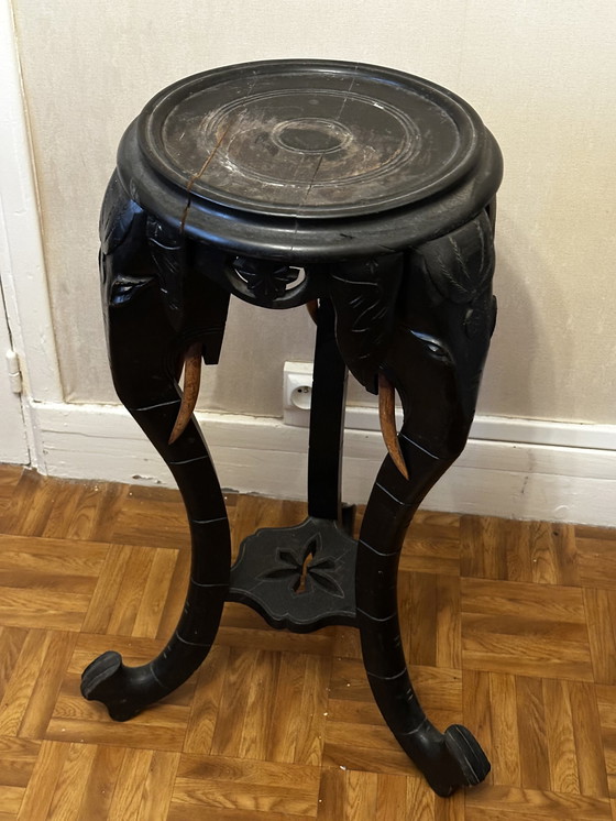 Image 1 of Guéridon mit Elefantenköpfen aus geschwärztem Holz - Stoßzähne aus Holz - Napoleon III.