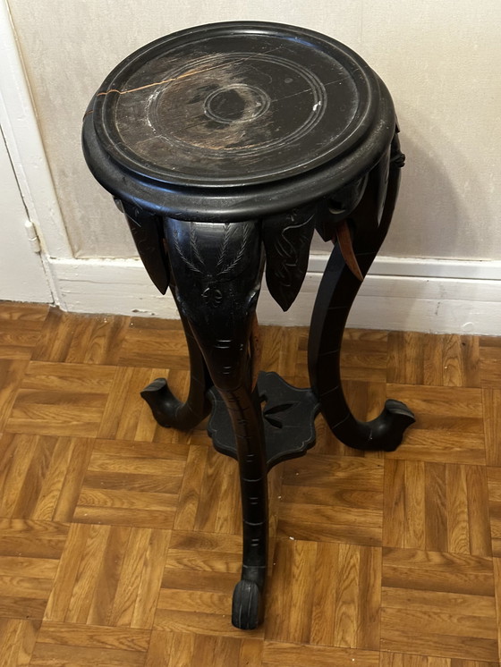 Image 1 of Guéridon mit Elefantenköpfen aus geschwärztem Holz - Stoßzähne aus Holz - Napoleon III.