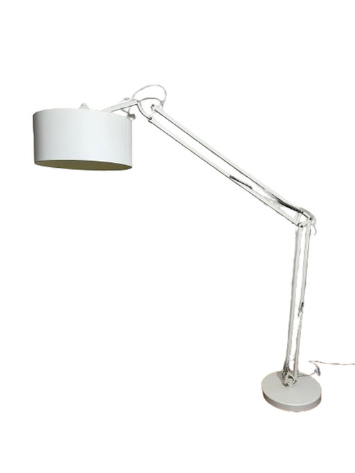 Es geht um die Stehlampe Romi