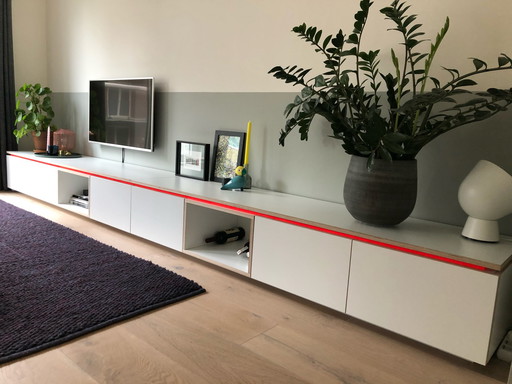 Saubere Wandmöbel für lange Wand