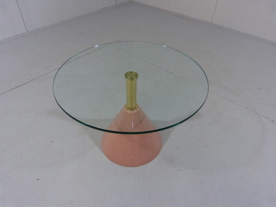 Image 1 of Italienischer Beistelltisch im Memphis-Stil aus rosa Naturstein und Glas 1980er Jahre