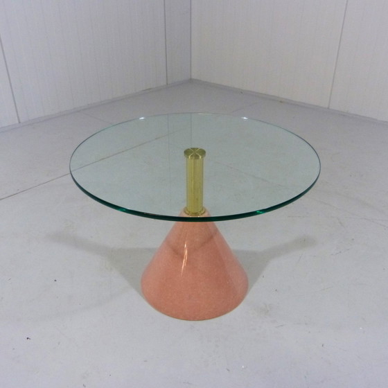 Image 1 of Italienischer Beistelltisch im Memphis-Stil aus rosa Naturstein und Glas 1980er Jahre