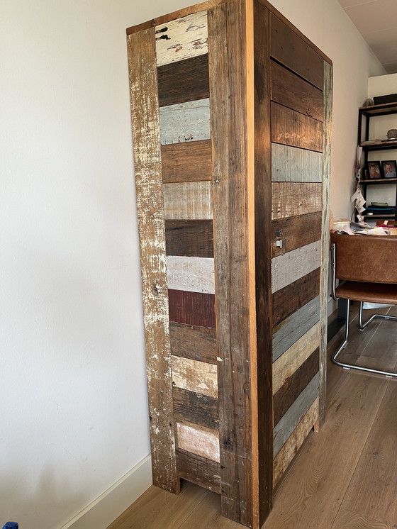 Image 1 of Moderne Garderobe aus recyceltem Favela-Holz