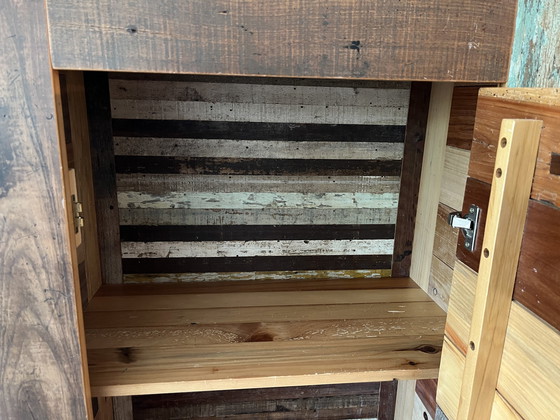 Image 1 of Moderne Garderobe aus recyceltem Favela-Holz