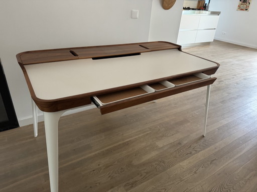 Herman Miller Airia Schreibtisch