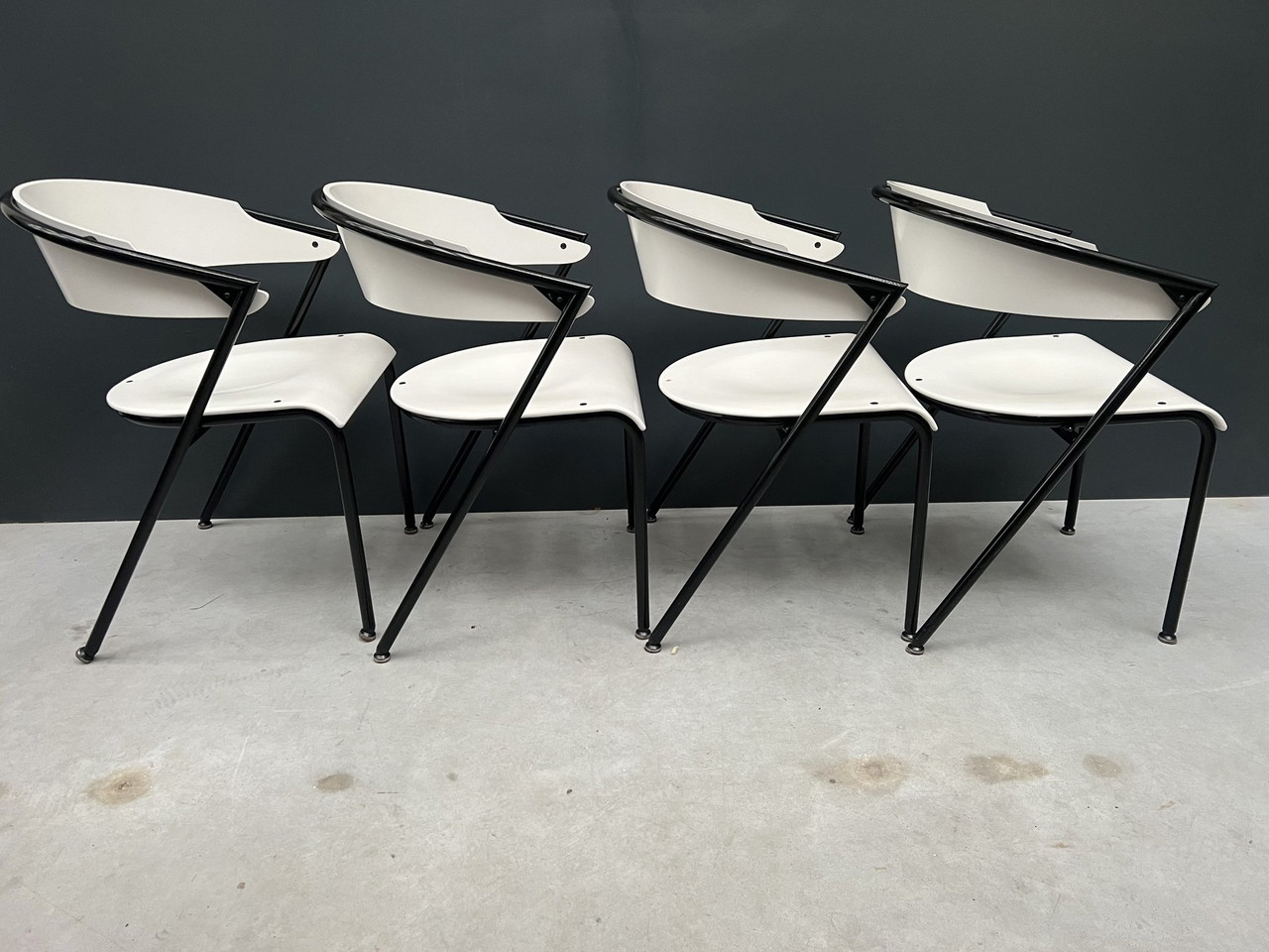 4 80erJahreStühle, MemphisStil €395 Whoppah