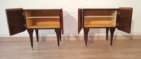 Image 1 of 2x Mid-Century Art Deco Italienische Nachttische in Nussbaum mit Glasauflagen