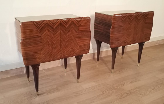 Image 1 of 2x Mid-Century Art Deco Italienische Nachttische in Nussbaum mit Glasauflagen