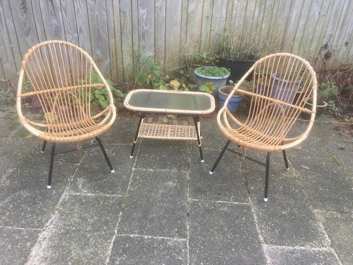 Schönes Rattan Set aus 2 Stühlen und Tisch