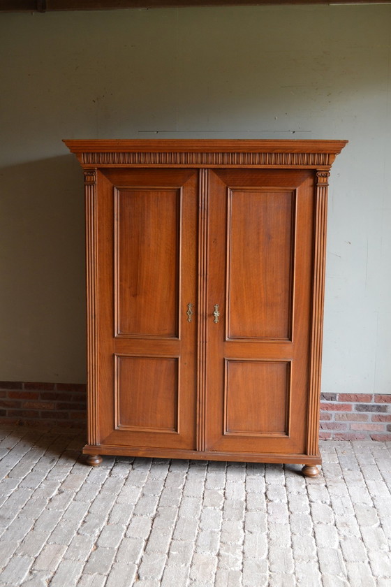 Image 1 of Schöne Sleek Antique Cherry Holzschrank.