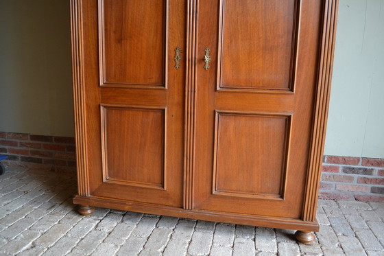 Image 1 of Schöne Sleek Antique Cherry Holzschrank.