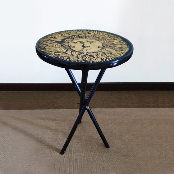 Image 1 of Piero Fornasetti zeigt den Tisch „Sonnenkönig“.