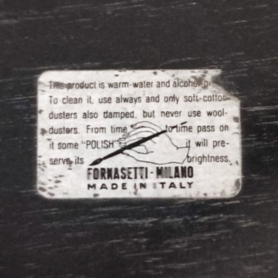 Image 1 of Piero Fornasetti zeigt den Tisch „Sonnenkönig“.