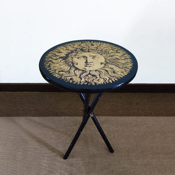 Image 1 of Piero Fornasetti zeigt den Tisch „Sonnenkönig“.