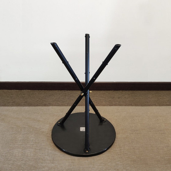 Image 1 of Piero Fornasetti zeigt den Tisch „Sonnenkönig“.