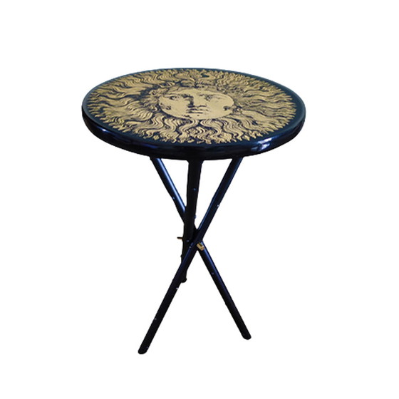 Image 1 of Piero Fornasetti zeigt den Tisch „Sonnenkönig“.
