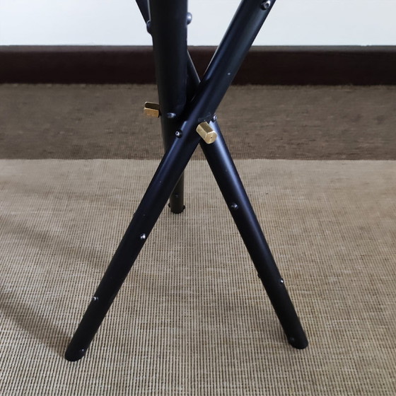 Image 1 of Piero Fornasetti zeigt den Tisch „Sonnenkönig“.