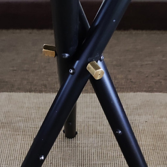 Image 1 of Piero Fornasetti zeigt den Tisch „Sonnenkönig“.