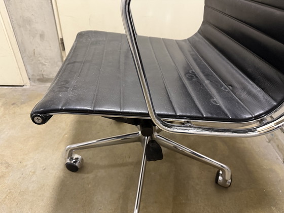 Image 1 of Vitra Eames Ea119