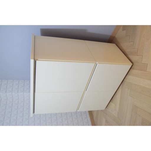 Weißer Vintage-Schrank