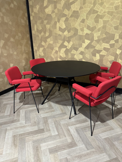 Artifort Set (4X Artifort Moulin und ein Artifort Beso Tisch)