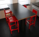 Moooi Container Hochtisch + 4x Atelier Van Lieshout Avl Shaker Barhocker