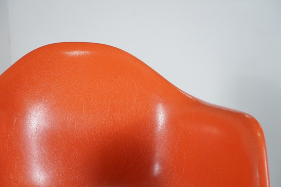 Image 1 of Orangener Vintage Fiberglas Stuhl von Charles & Ray Eames für Vitra, 1960er