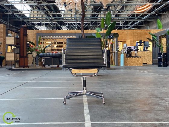 Image 1 of 4x Vitra Leder Schwarz (EA108)