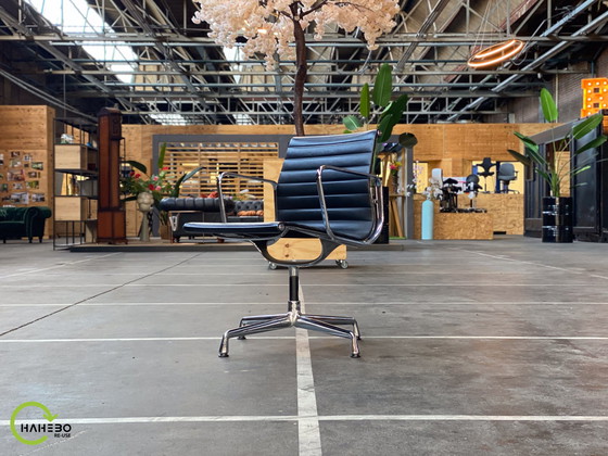 Image 1 of 4x Vitra Leder Schwarz (EA108)