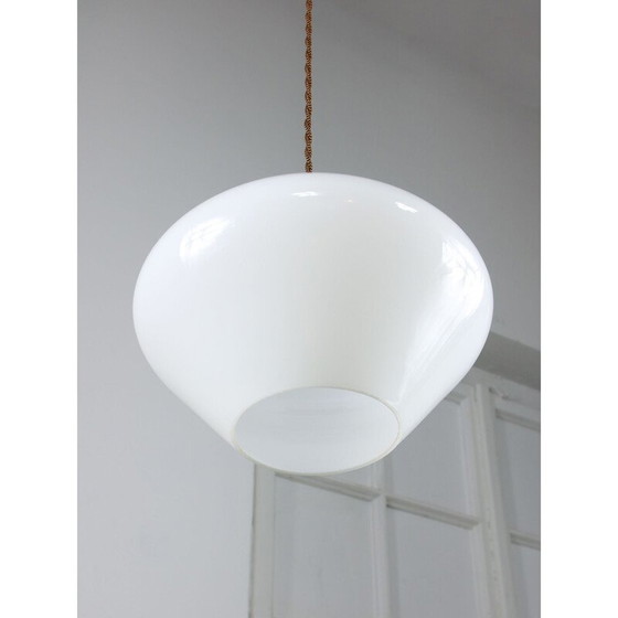 Image 1 of Mid Century Italienische Pendelleuchte aus weißem Opalin und Messing