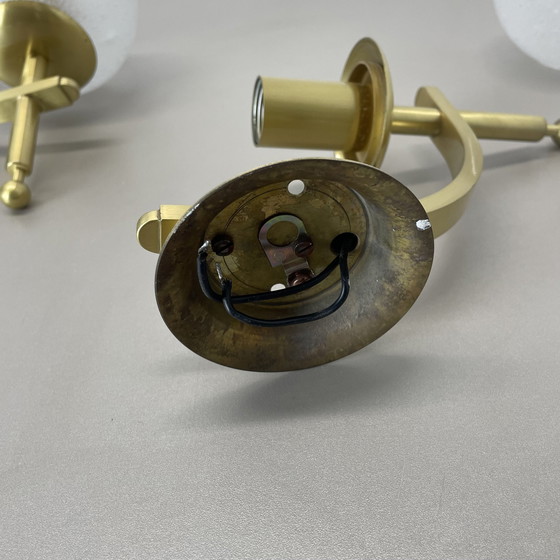 Image 1 of Satz von zwei minimalistischen Messing und Glas "Ball" Wandleuchten, Italien 1970S