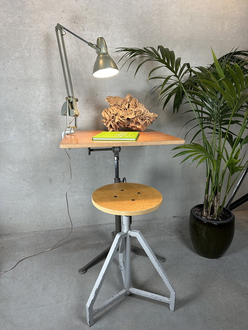 Industrieller Hocker im Vintage-Stil