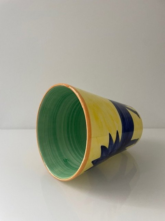 Image 1 of Handbemalte konische Vase mit primitiven Verzierungen