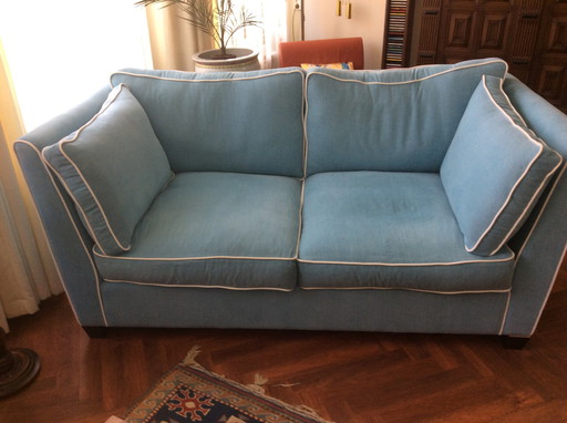 Design-Sofa Roon aus blauem Stoff