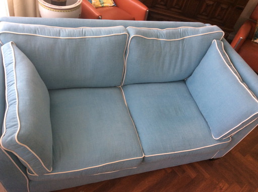 Design-Sofa Roon aus blauem Stoff