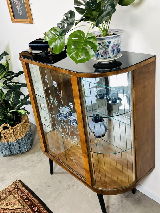 Image 1 of Glasperlenvitrine, Gravur in den Türen